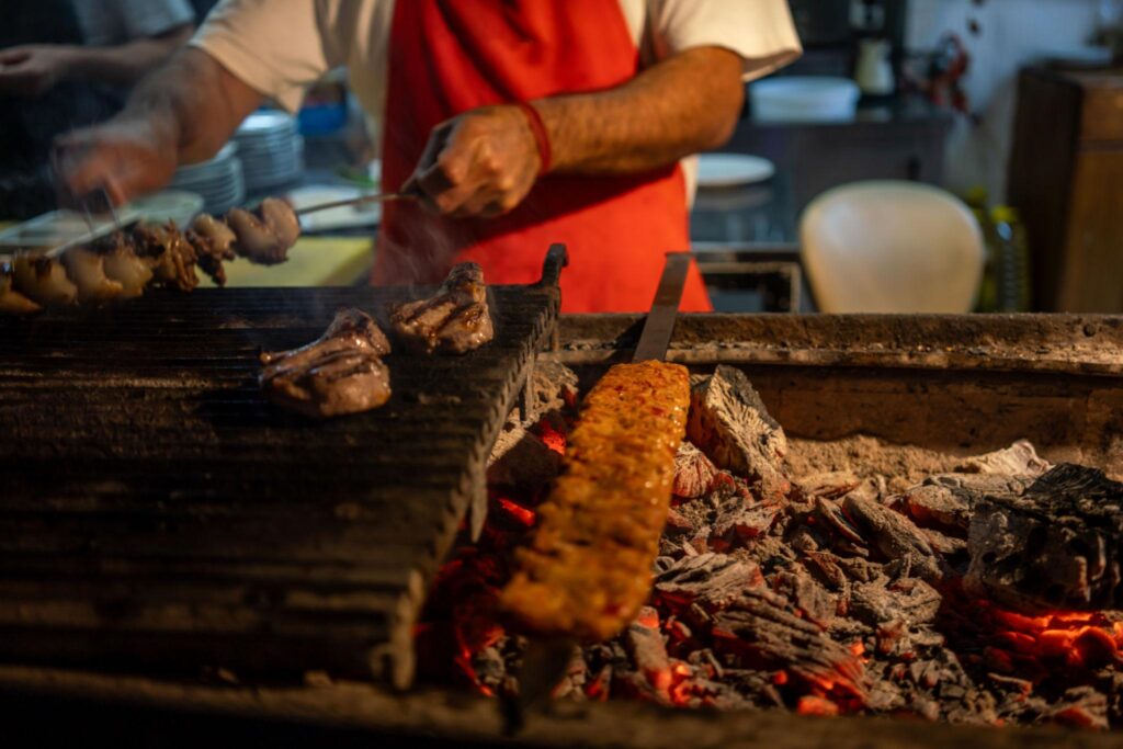 Gegrilde vleesgerechten van de grill, sappig en vers bereid